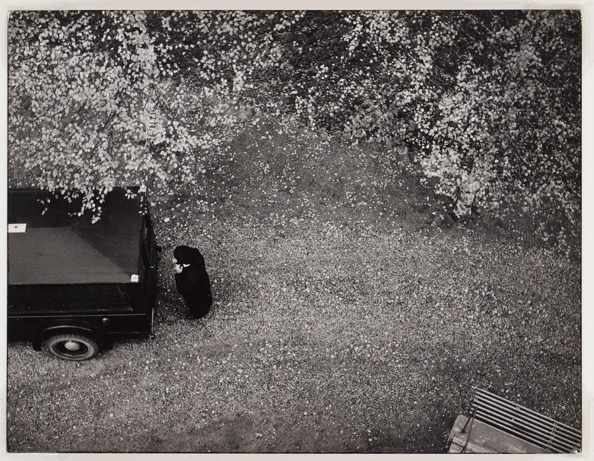 Sune Jonsson, "Begravningsfölje, Nyåker, Nordmalings socken, 1956", ur "Byn med det blå huset".