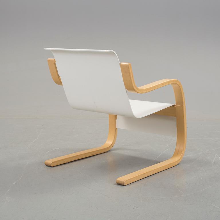 ALVAR AALTO, a model 402 easy chair for Artek 21st century. - Bukowskis
