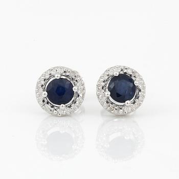 ÖRHÄNGEN, ett par, 18K vitguld med rundslipade safirer ca 0,61 ct och små diamanter. Vikt ca 1,60 g.
