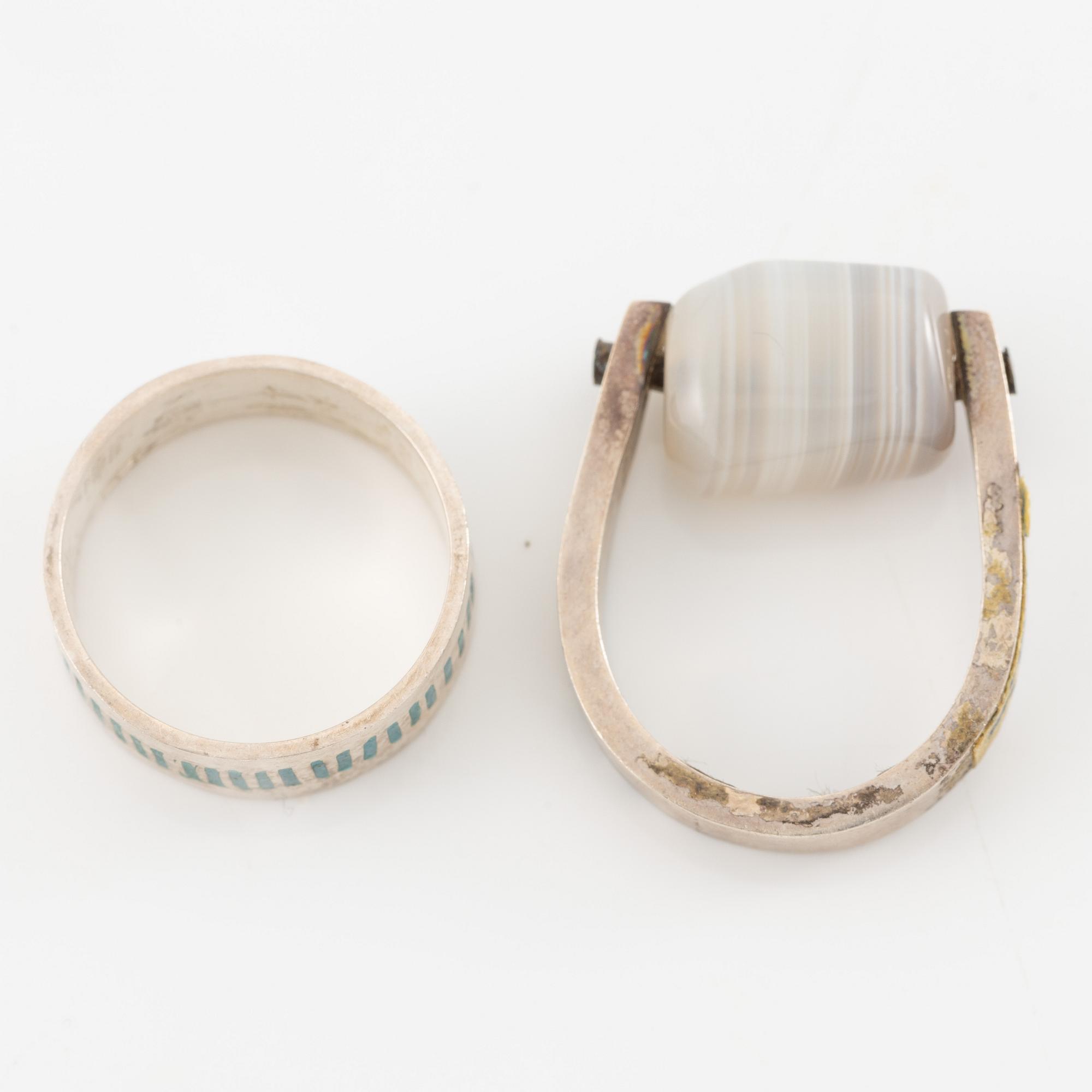 Lars Arby, fem ringar, silver, en med agat.