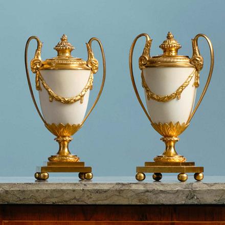 Important Spring Sale presenterar ett par parfymbrännare av Matthew Boulton (bronsfabrikör verksam 1768-1782), 1770-tal, George III.