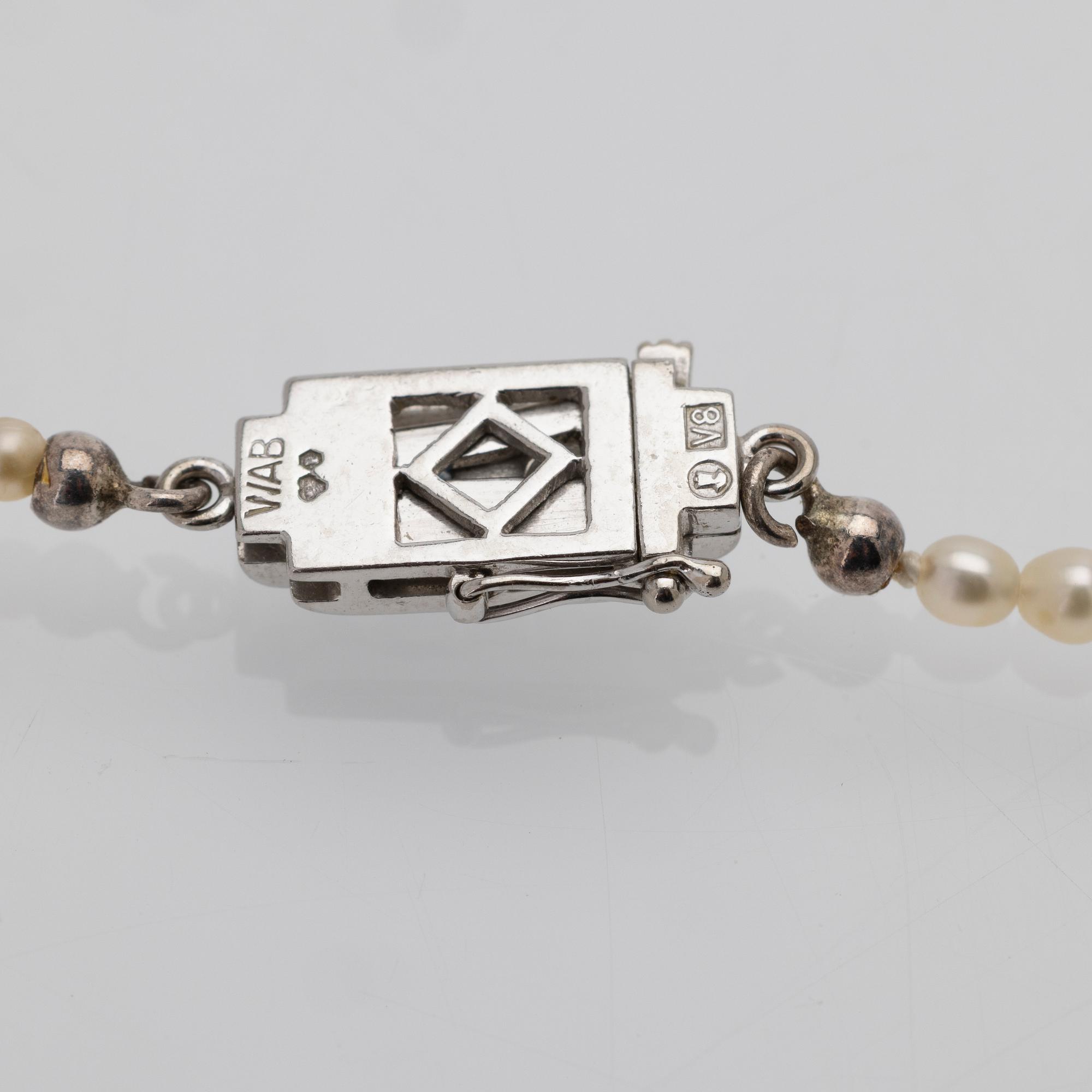 W.A. Bolin, Collier med odlade pärlor, diamant och safir, Stockholm 1947.