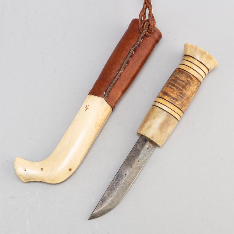 Two reindeer horn knives by Lars Kuhmunen och Kjell Fjällborg.