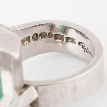 Rey Urban, ring sterlingsilver med en cabochonslipad smaragd, Stockholm 1979.