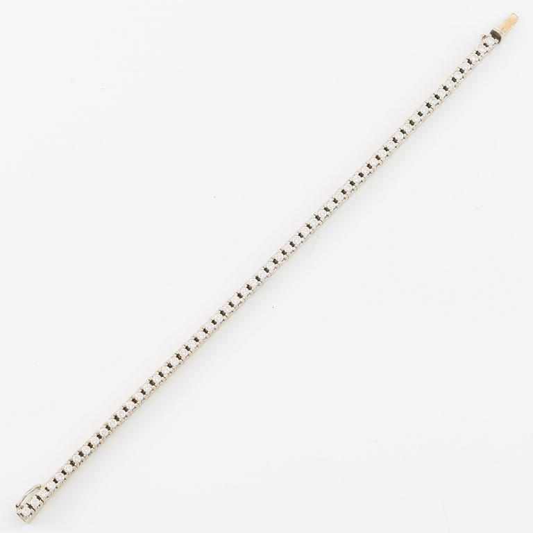 Tennis bracelet 18K white gold with round brilliant-cut diamonds.