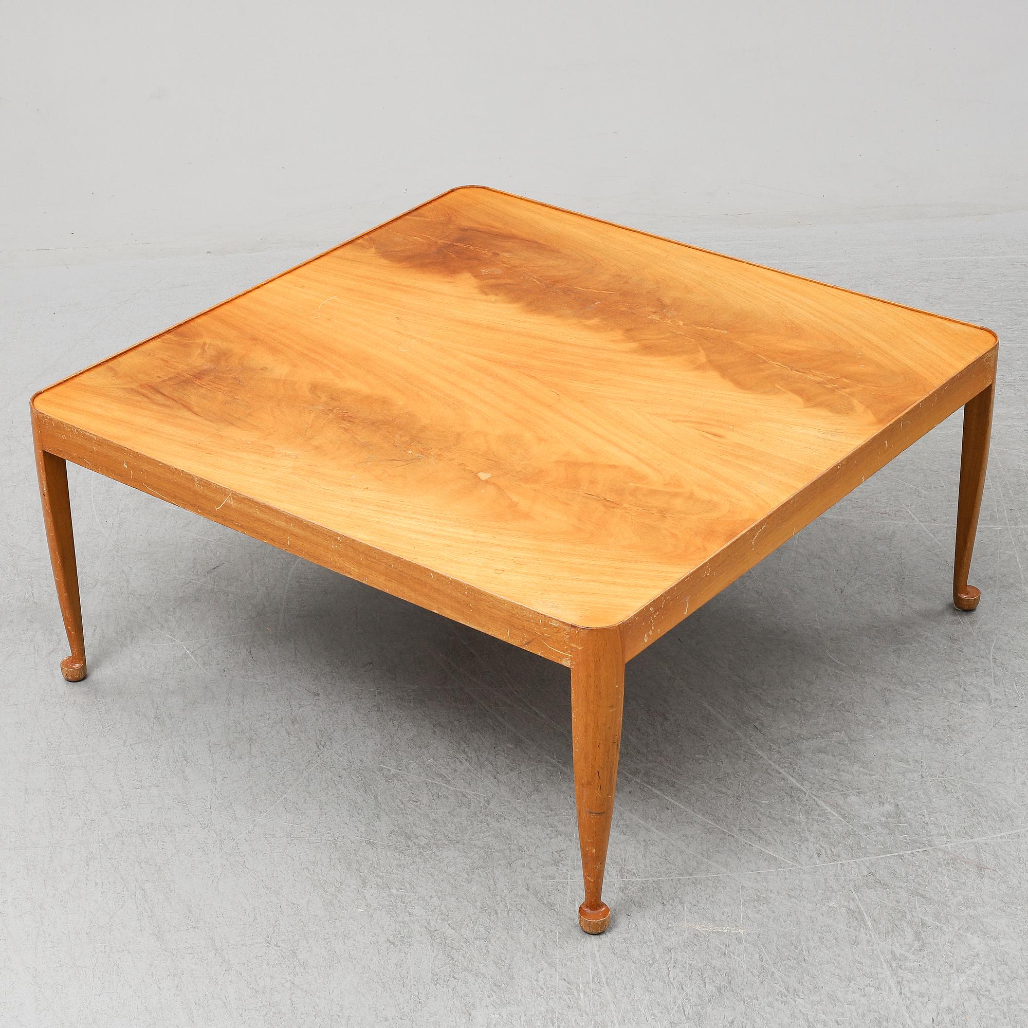 JOSEF FRANK, soffbord, "Diplomat", modell 2073, Firma Svenskt Tenn.