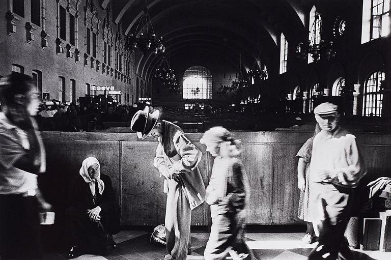 William Klein, "Kiev Railway Station, Moscow 1959".