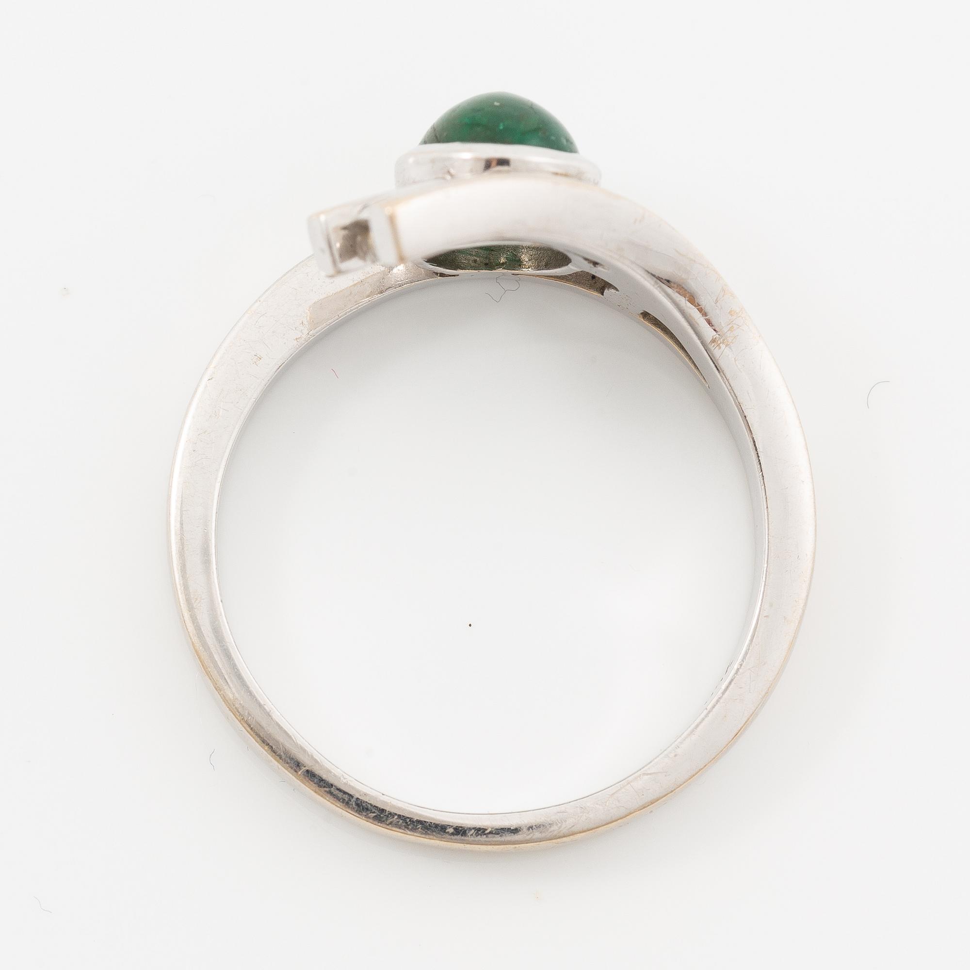 Ring, 18K white gold set with a cabochon-cut emerald and brilliant-cut diamonds.