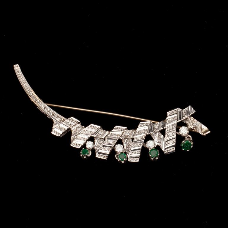 BROSCH, briljant och 8/8 slipade diamanter ca 0.6 ct, smaragder ca 0.5 ct. 18K guld. Vikt 20,5 g.