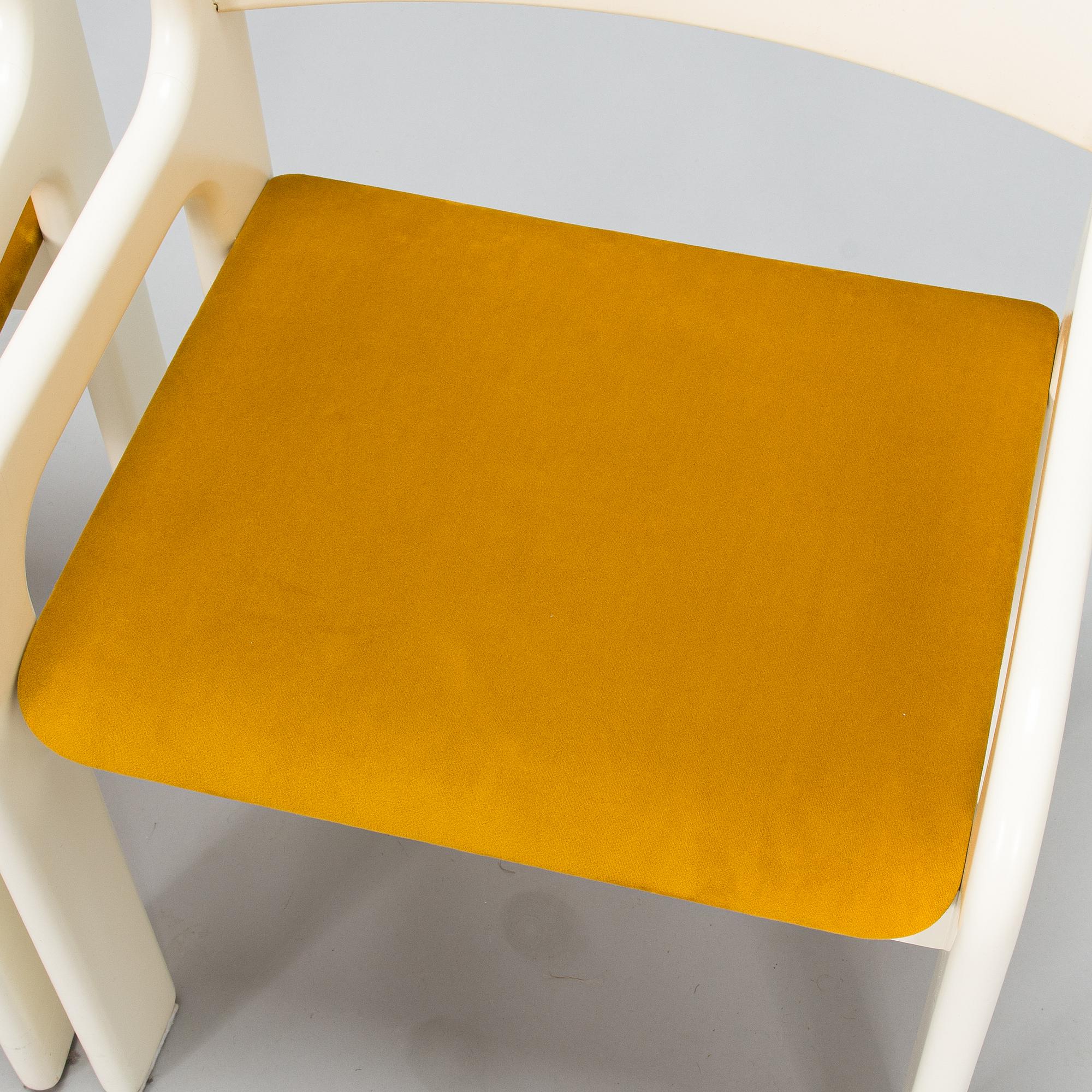 Eero Aarnio, A 1970's dinner table and four chairs "Flamingo" by Asko.