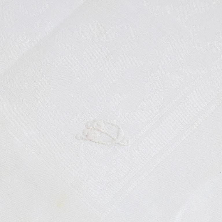 9 servetter samt 4 udda dukar, linnedamast, 18/1900-tal.