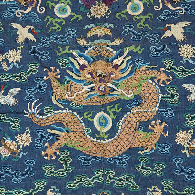 AN ANTIQUE KESI TEXTILE (Kossu). China late Qing. 185,5 x 83,5 cm.