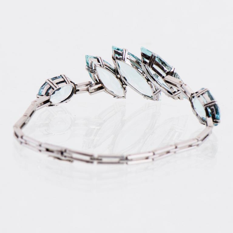 ARMBAND, fasettslipade akvamariner, platina.