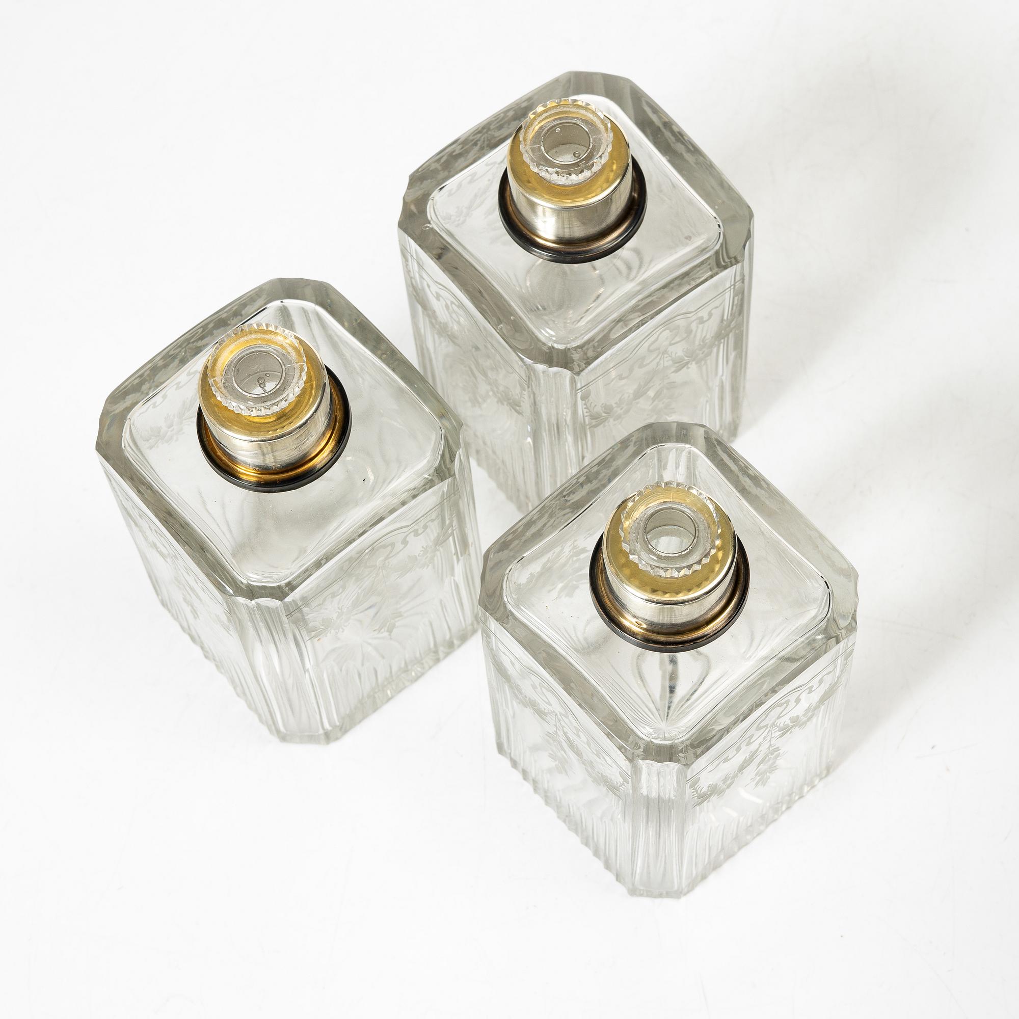 Flakonger, 3 st, silver och glas, Frankrike, sent 1800-tal.