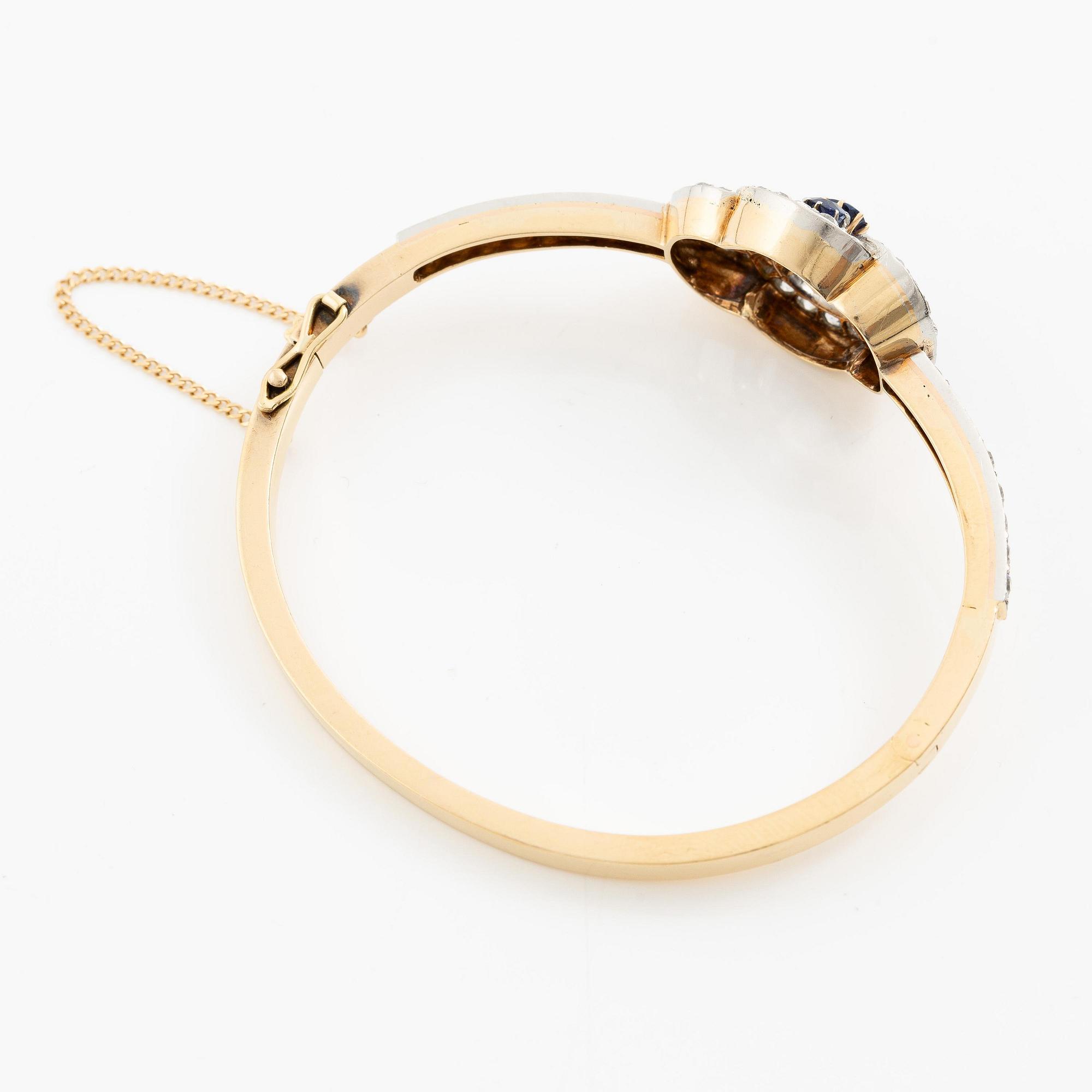 A bracelet in 18K gold and platinum set with old-cut diamonds and faceted sapphires.