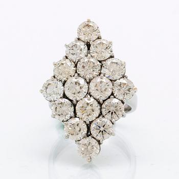 Ring 18K vitguld med runda briljantslipade diamanter.