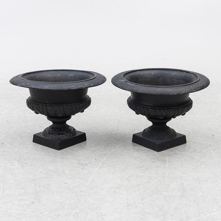 A pair of 20th century garden urns.