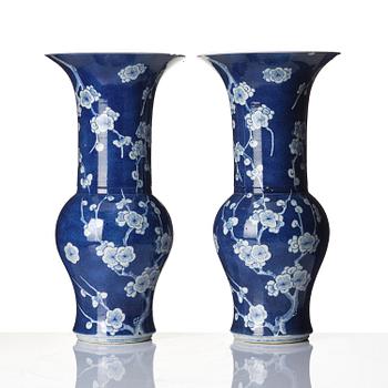 A pair of blue and white 'yen yen' vases, Qing dynasty, 19th century.
