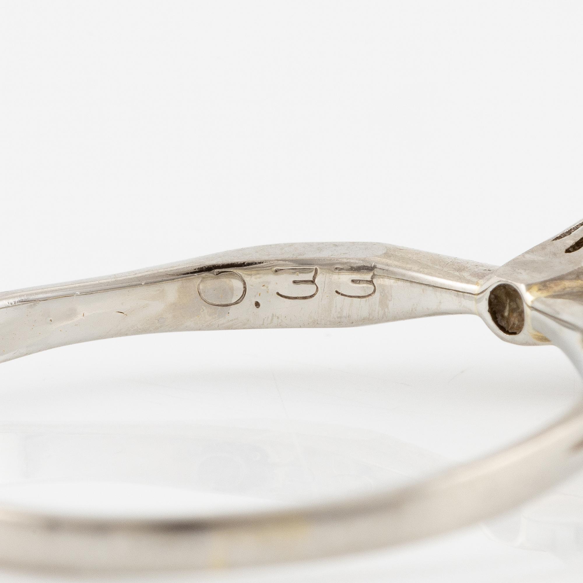 Ring 18K vitguld med briljantslipad diamant.