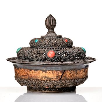 Ask med lock, trä och metall. Tibet, 1800-tal.