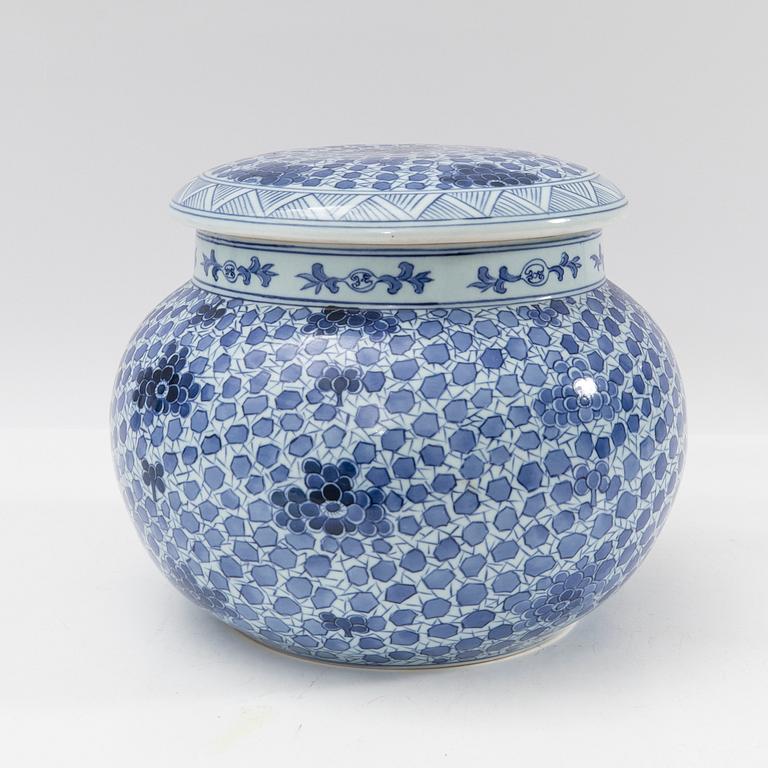 Urn with lid, China, 20th century.