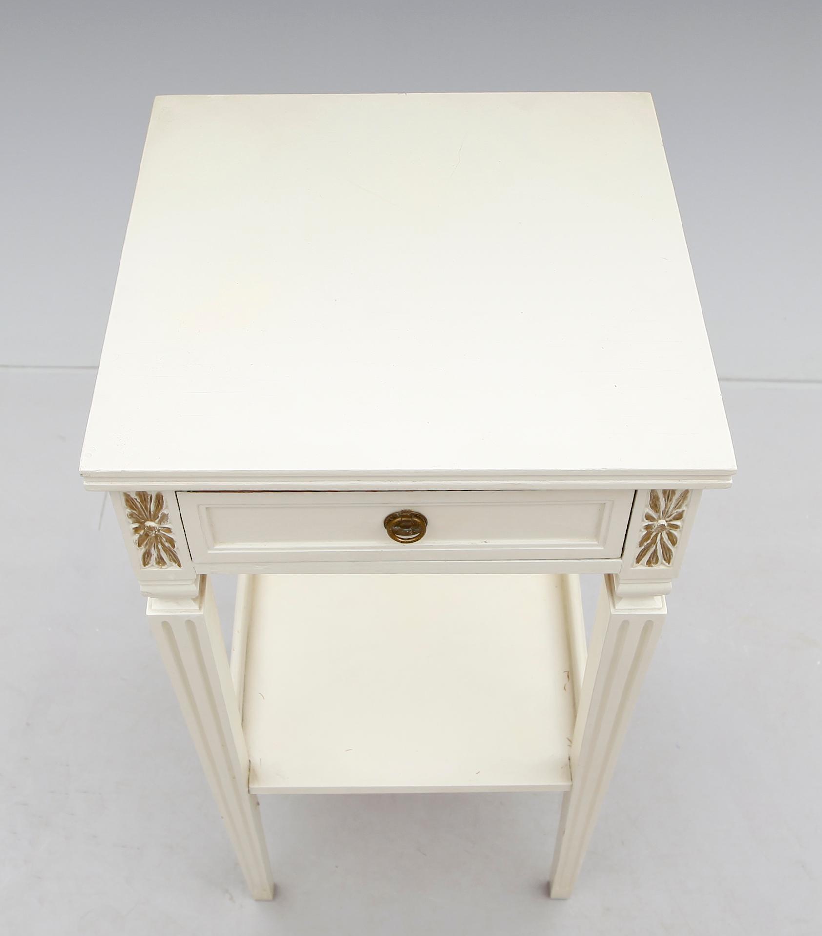 SÄNGBORD, gustaviansk stil, 1900-talets första hälft.