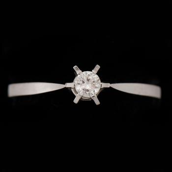 RING, 18k vitguld med briljantslipad diamant ca0,14ct enligt gravyr. Vikt 3g.