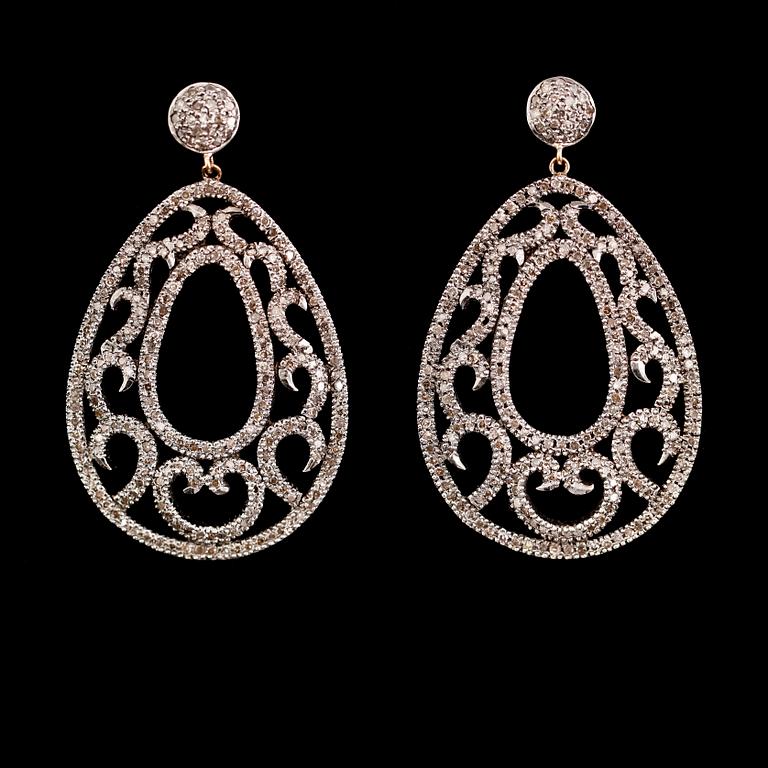 ÖRHÄNGEN, 1 par, 18 k roséguld och silver, diamanter tot 2.72 ct.