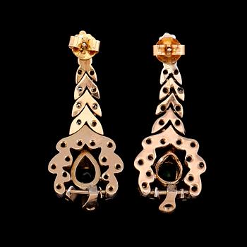ÖRHÄNGEN, 1 par, 18K guld/silver, diamanter, smaragder, 1900-talets första hälft.