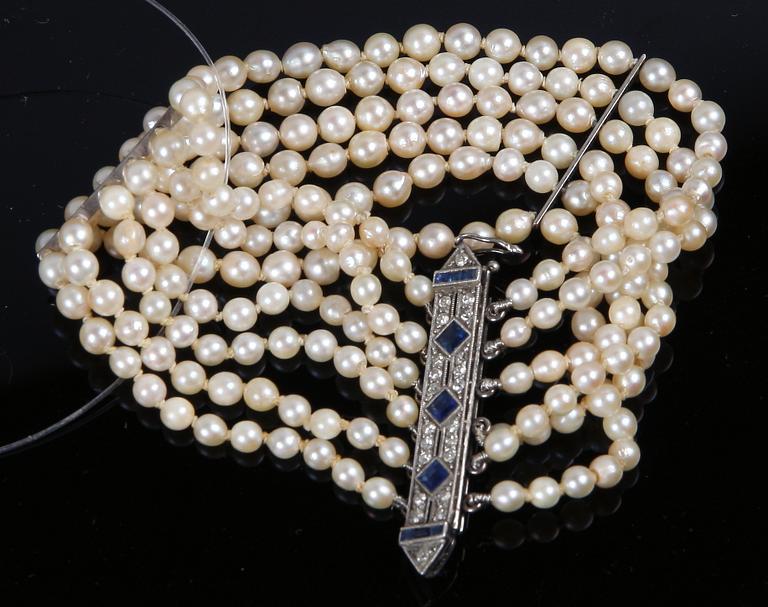 ARMBAND, odlade pärlor med lås i 18k vitguld samt 22 briljantslipade blåsafirer.