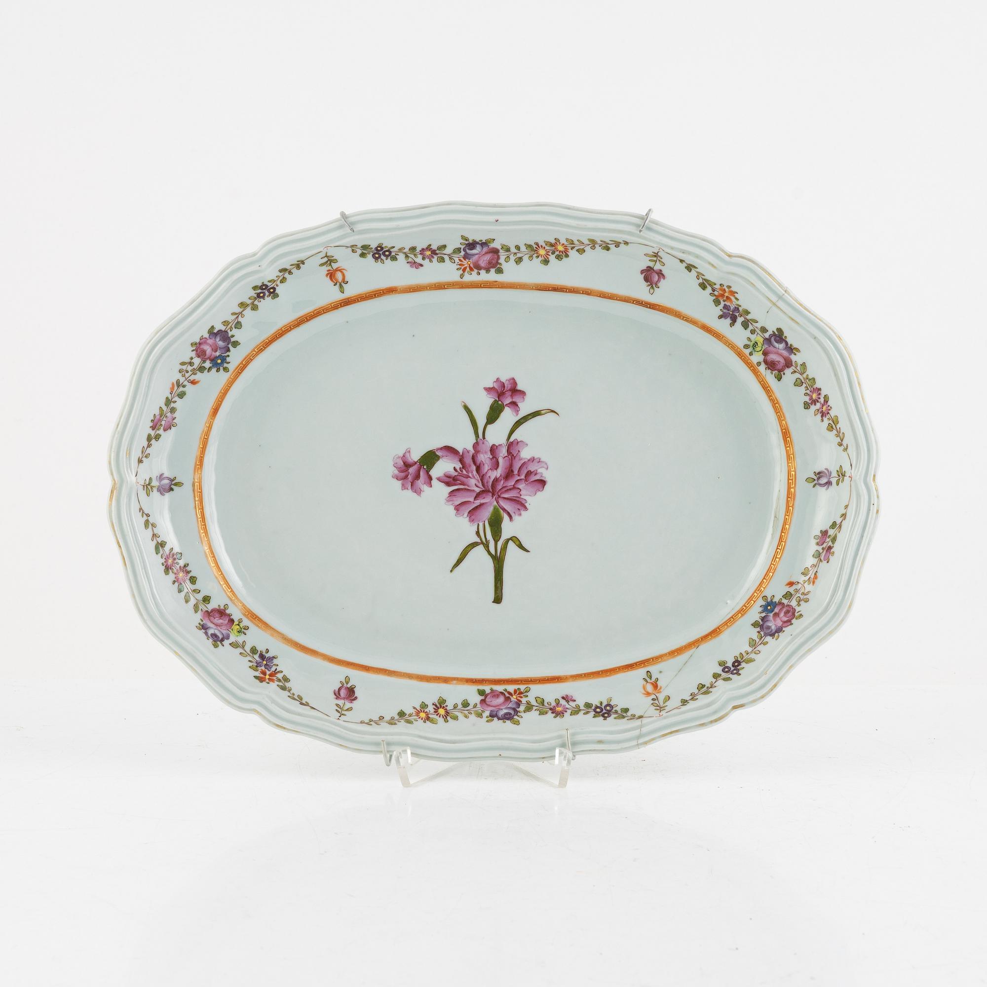 A Chinese export porcelain dish, Qing dynasty, Qianlong (1736-95).