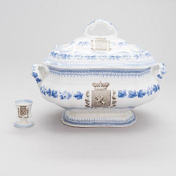 A soup tureen and egg cup with Finnish coat of arms. Possibly Charles Meigh & Son's, England (1835-1861).