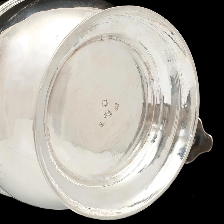 DRYCKESKANNA, silver, trol Richard Bayley, London 1742-43. 1300 g.