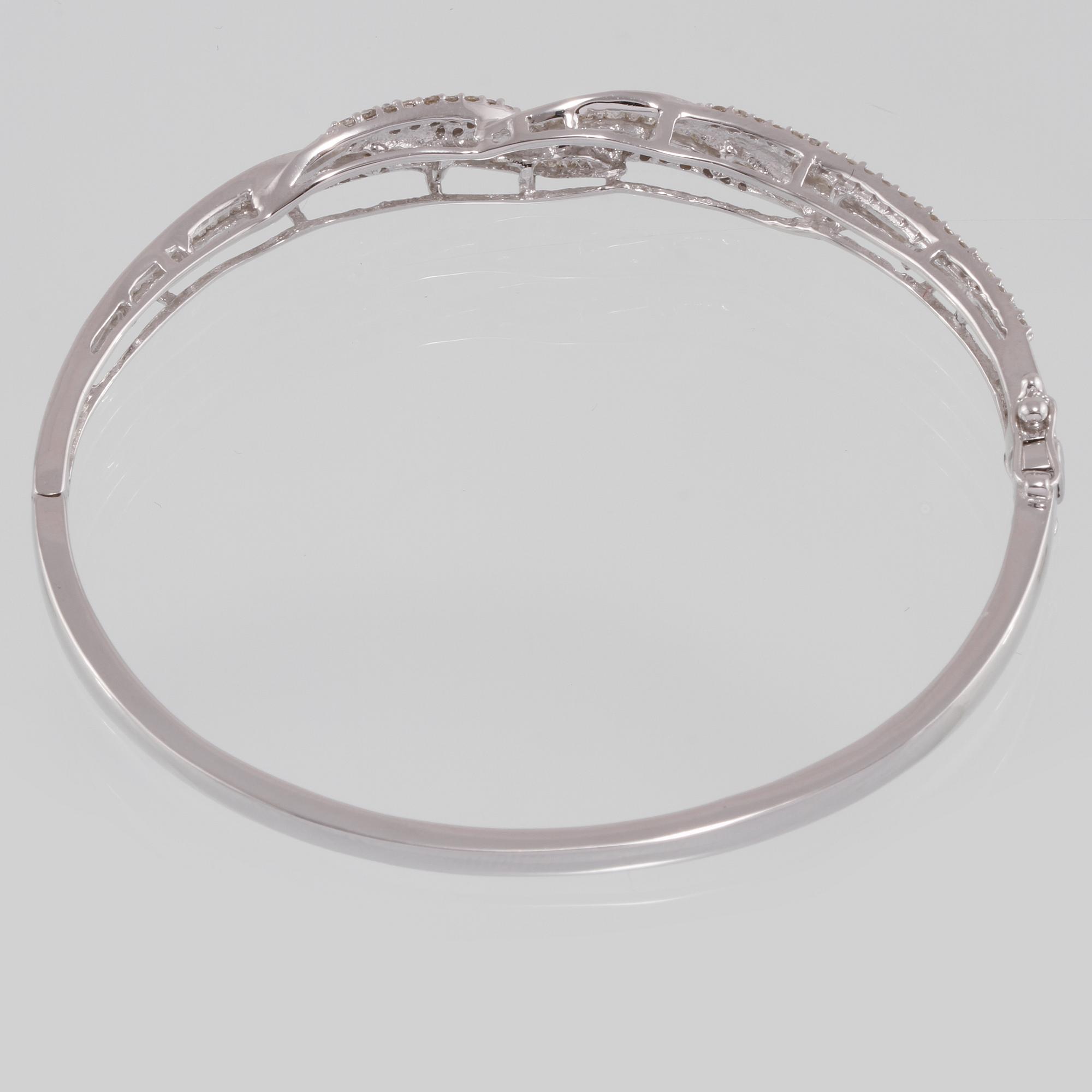 ARMRING, 18K vitguld med briljant och baguettslipade diamanter 1.08 ct. Vikt 12,3 gram.
