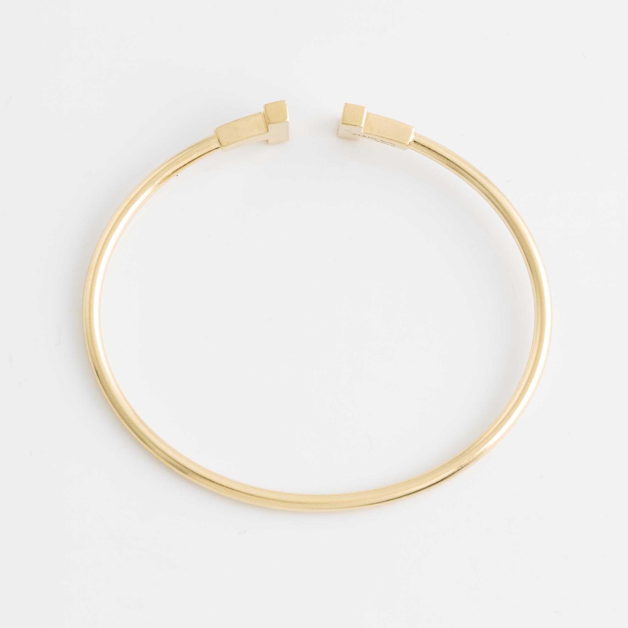 A Tiffany & Co 18K gold "T" bracelet.