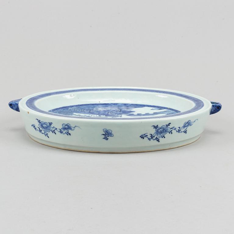 A blue and white hot water dish, Qing dynasty, 19th century.