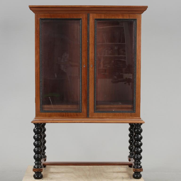 BOKSKÅP, barockstil, 1900-talets andra hälft.