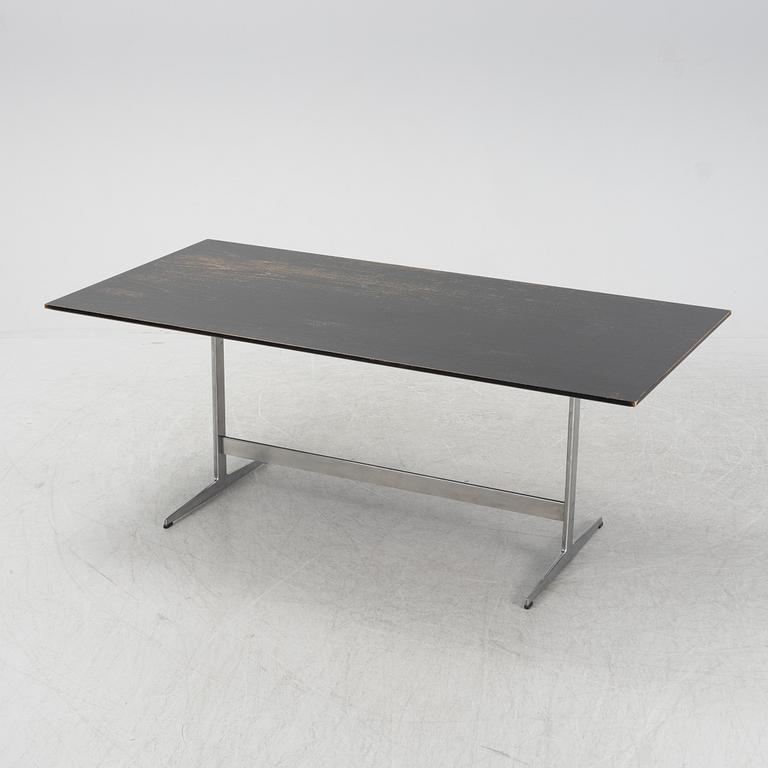 A Shaker table by Arne Jacobsen for Fritz Hansen, dated 1980.