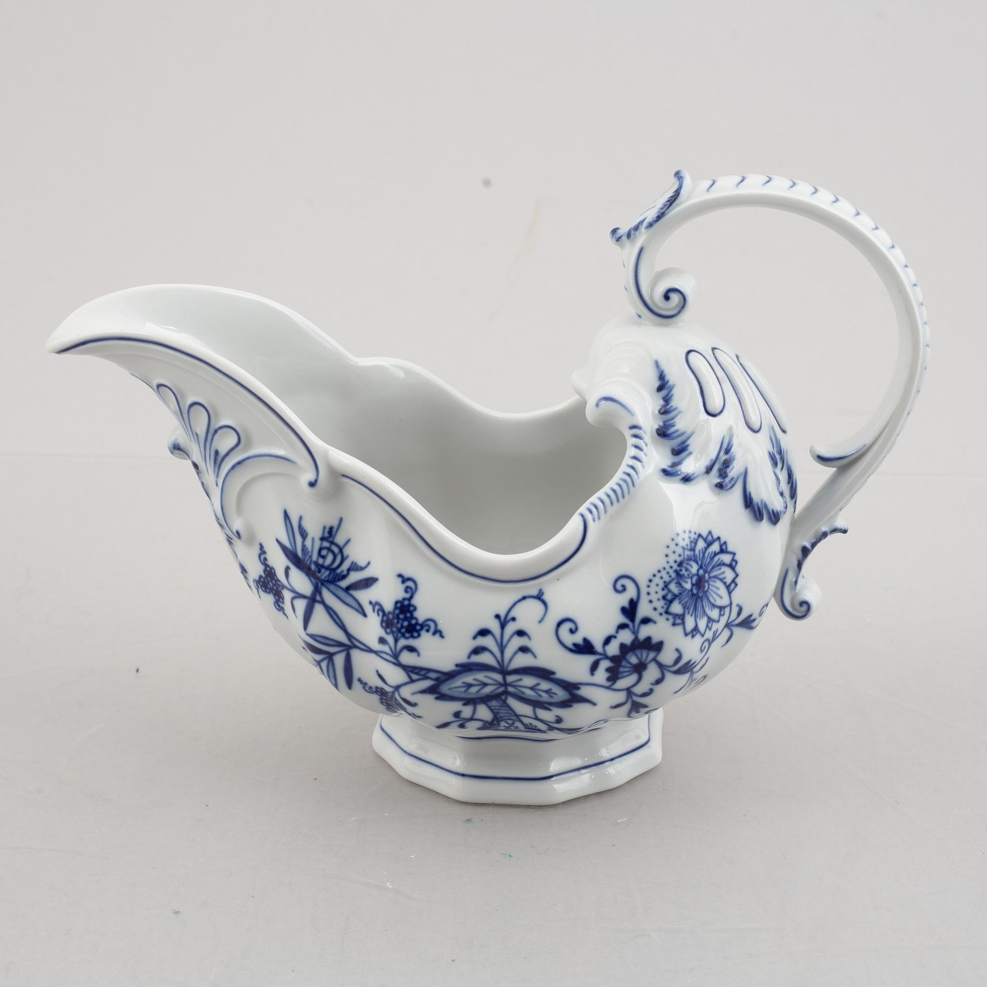 Five 'Zwiebelmuster' porcelain service pieces, Meissen, Germany.