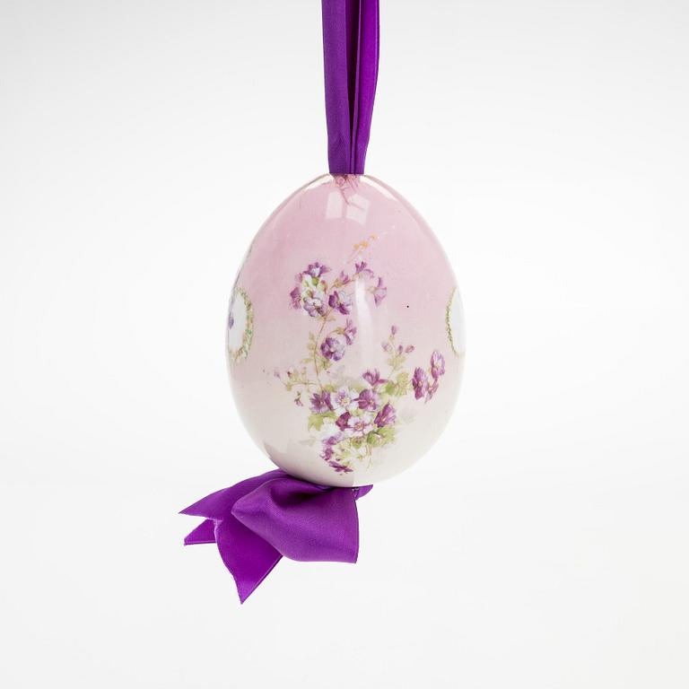 A Russian porcelain Easter egg from around the turn of the 20th Century.