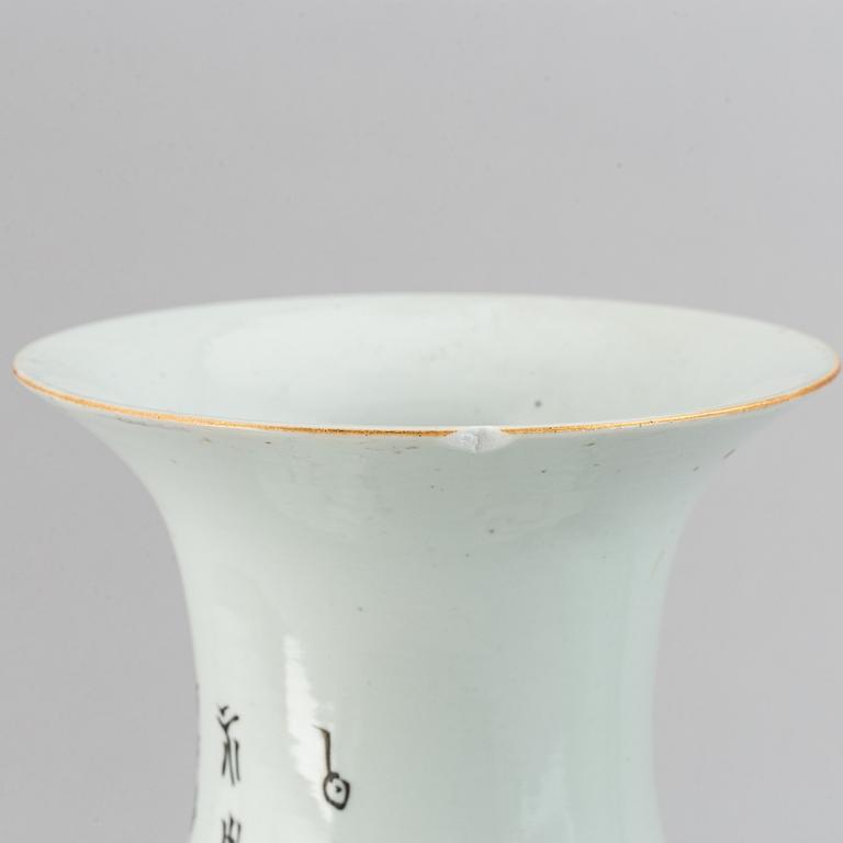 VASER, två stycken, porslin. Kina, 1900.tal.