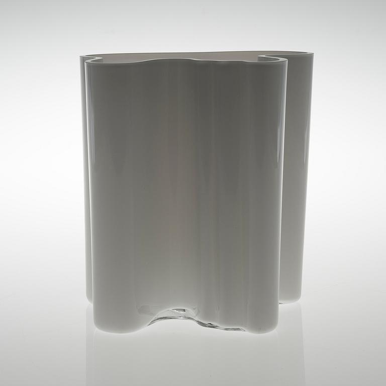 AN ALVAR AALTO GLASS VASE, signed Alvar Aalto, 3031.