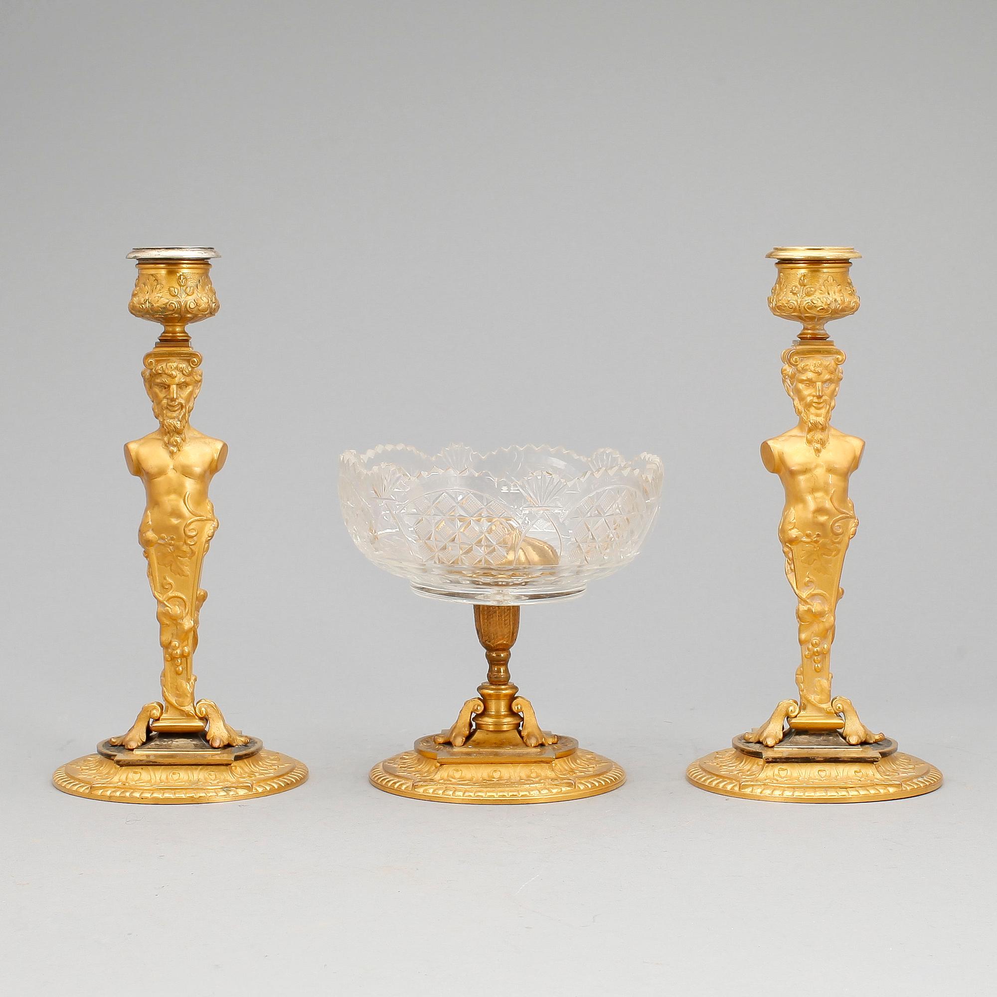 LJUSSTAKAR samt SKÅL, förgylld brons och glas, empire/empiretyp, 1800-tal.
