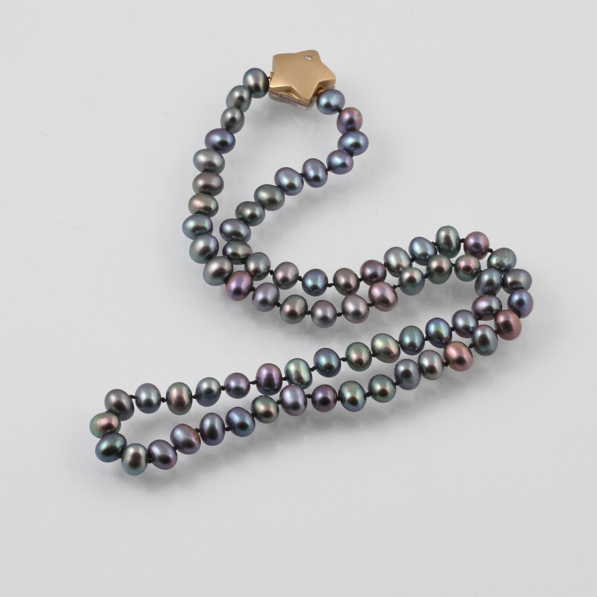 COLLIER, odlade pärlor, lås i 18K guld och vitguld med fasettslipad blå safir samt briljantslipad diamant. Vikt 28,5 g.