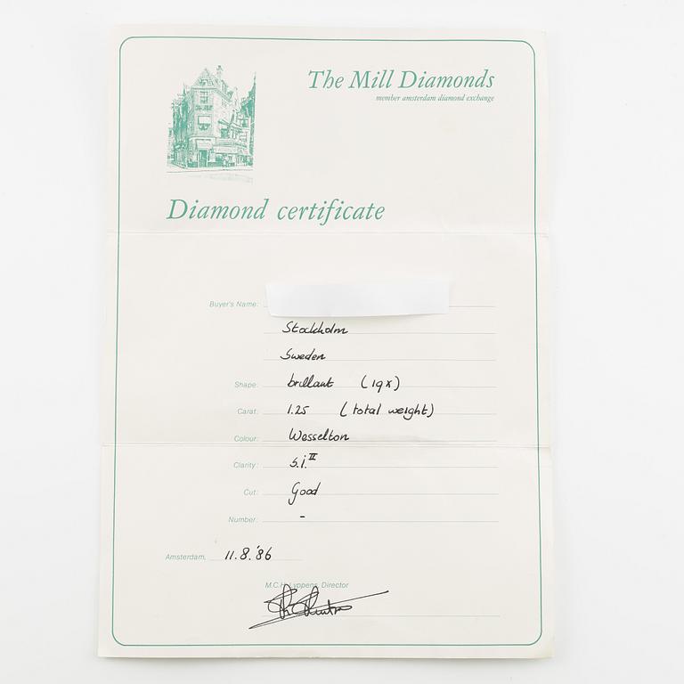 Ring 18K gold set with round brilliant-cut diamonds.