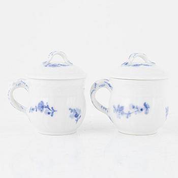 Crèmekoppar 12 st, samt fem fat, "Blå blomst", porslin, Royal Copenhagen, Danmark.