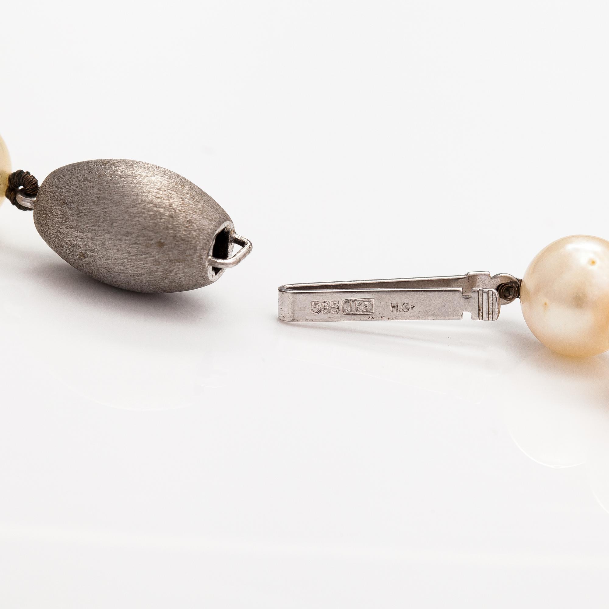 A pearl collier with a 14K whiteg old clasp and cultured pearls.