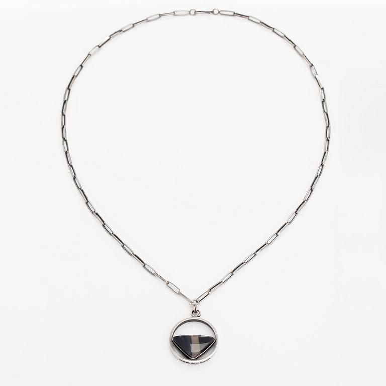 Reijo Sirkenoja, Halsband, silver, kalcedon. Tammerfors 1961.