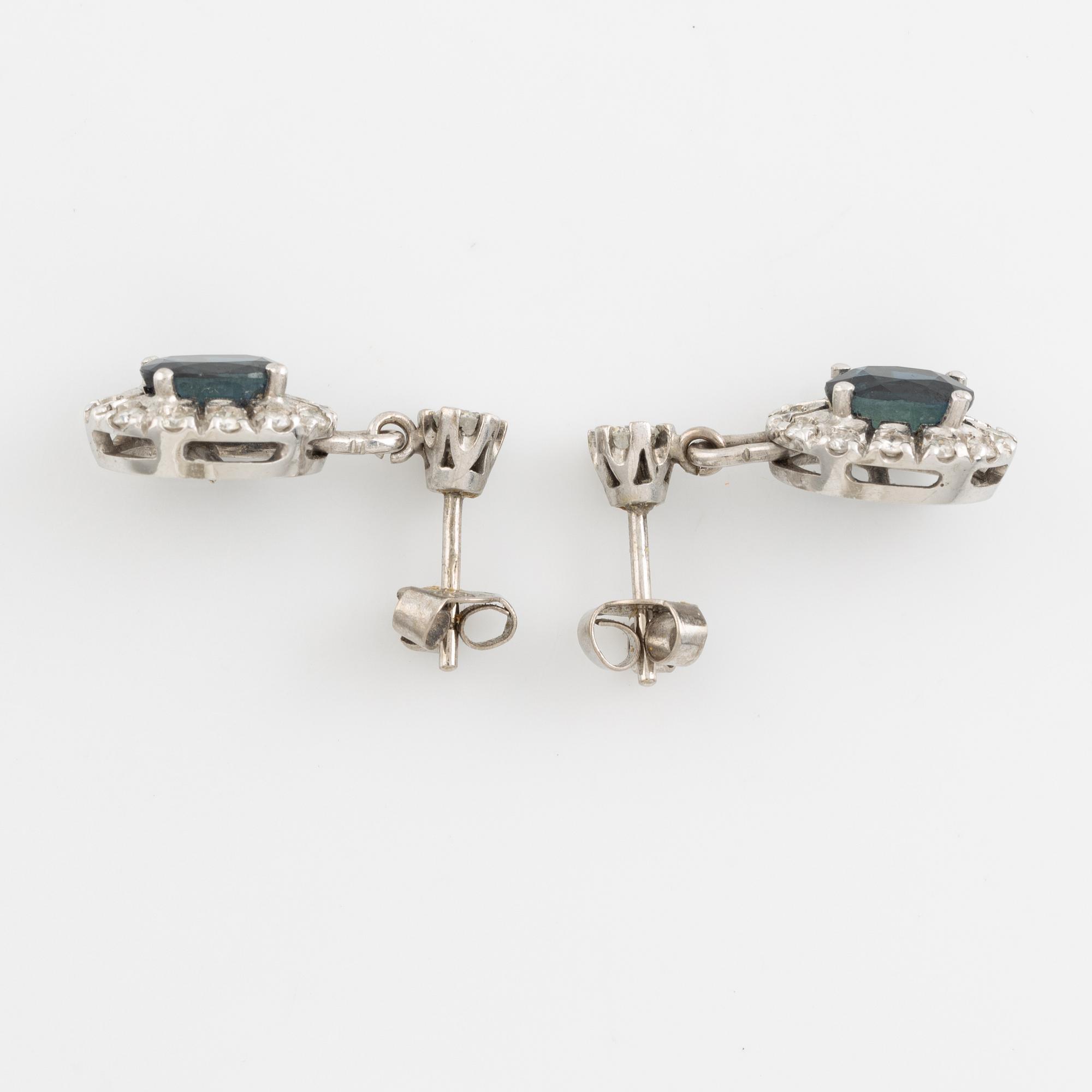 Örhängen vitguld med safirer och briljantslipade diamanter.