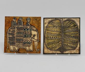 VÄGGRELIEFER, 2 st, stengods, Lisa Larson, 1900-talets andra hälft.